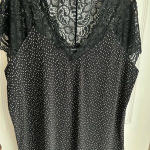 Torrid Black Lace neckline & printed Sleeveless Top SZ2